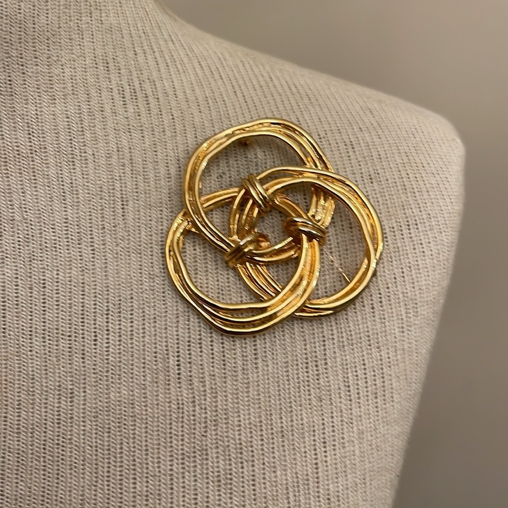Vintage Interlocking Circle or Knot Gold-tone Metal Pin - Picture 9 of 16